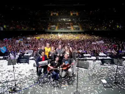 Milei presentó su libro con un show de rock en el Movistar Arena