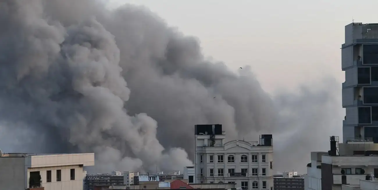 Humo después de una explosión en Teherán, Irán. Foto: Xinhua.