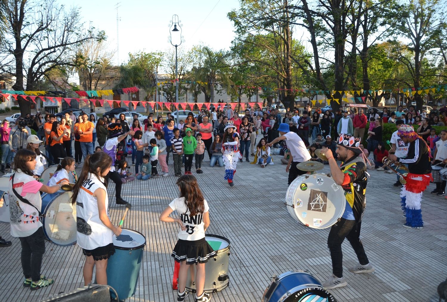 Al ritmo de la murga, en la plaza central. Foto: Municipalidad de Villa Cañás