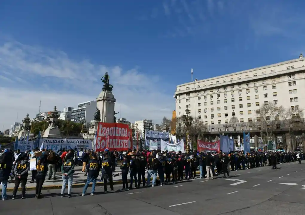 Corridas, gases lacrimógenos y un camión hidrante en la marcha de jubilados en el Congreso