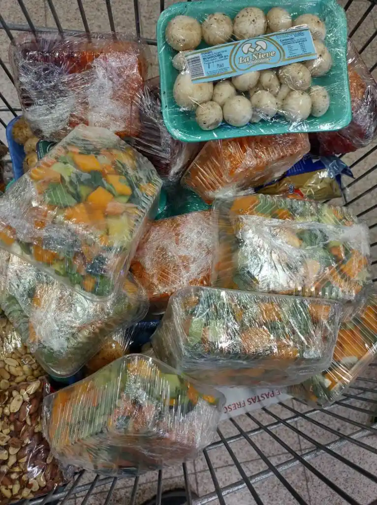 Decomisan alimentos vencidos y sin fechas de vencimiento en un supermercado local