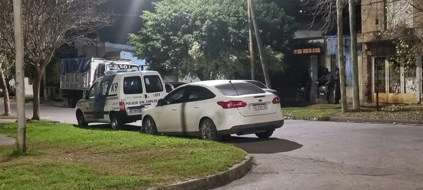 Allanamiento en barrio El Mondongo, La Plata (FOTO: 0221.com).