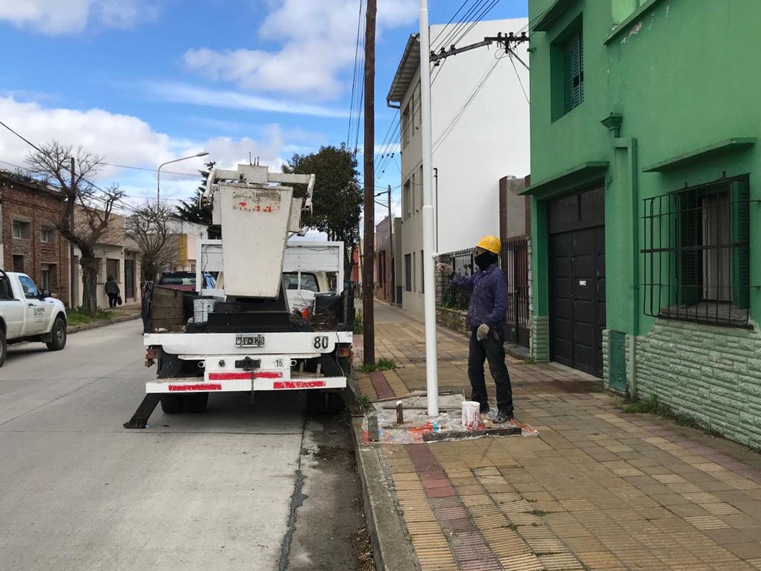 Realizan tareas de mantenimiento en postes del alumbrado público