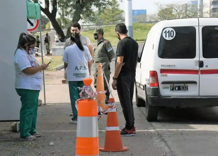 Tenía la autorización y pagó para hisoparse, pero ni así la dejaron entrar