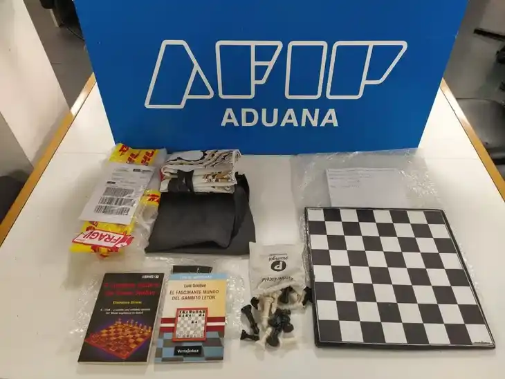 Una encomienda con cocaína oculta en un tablero de ajedrez (Foto: Aduana)