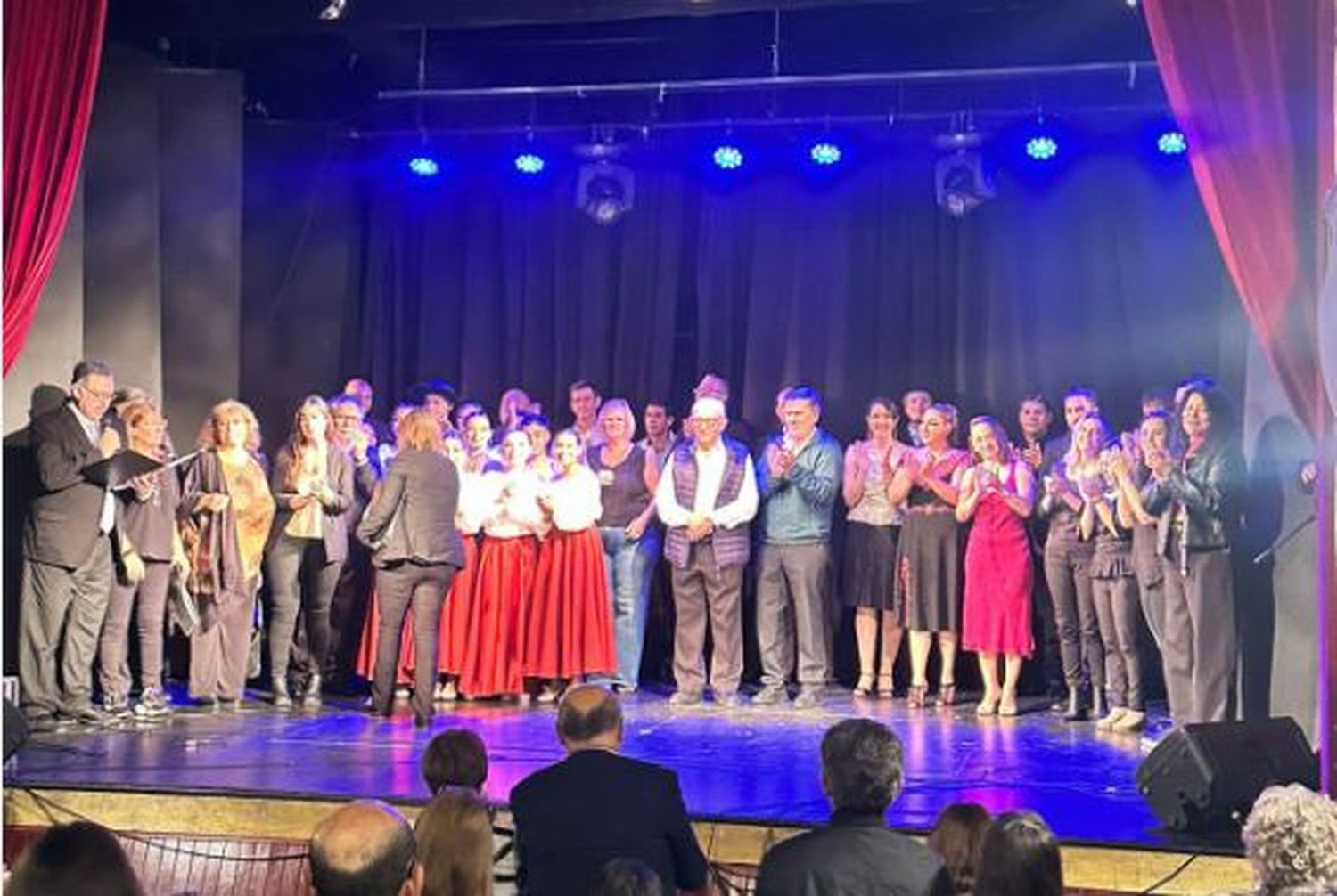 Numerosos cantantes participaron para colaborar con el teatro de la ciudad.