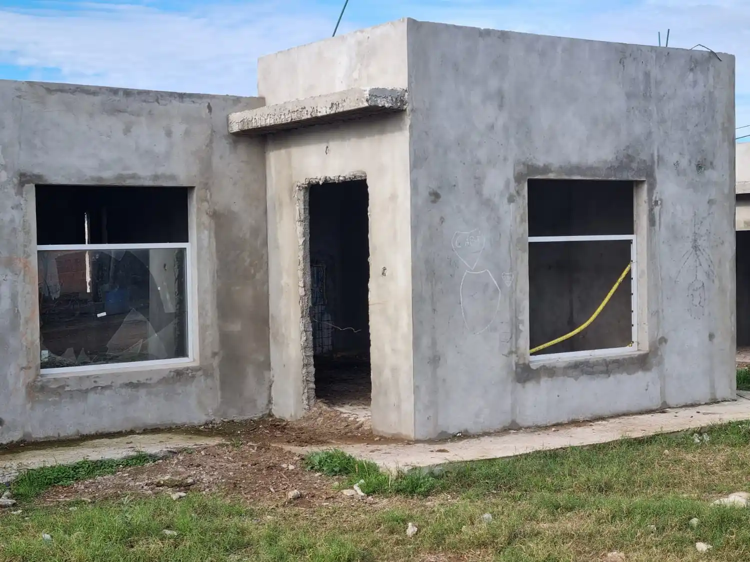 El "detalle" de las ventanas con distinta medida a la abertura de la pared, una anécdota que recuera el proveeor: "no hay problema, la ponemos acosradas y achicamos el hueco".