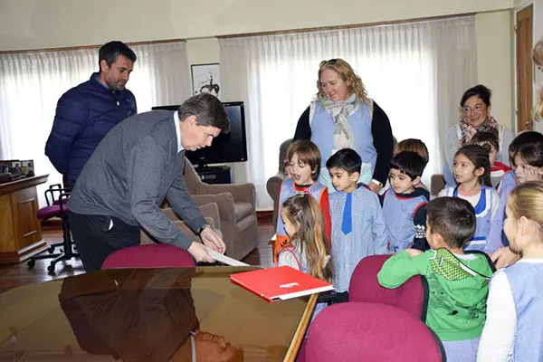 Niños del Jardín de Infantes Nº 1 visitaron al intendente Gargaglione