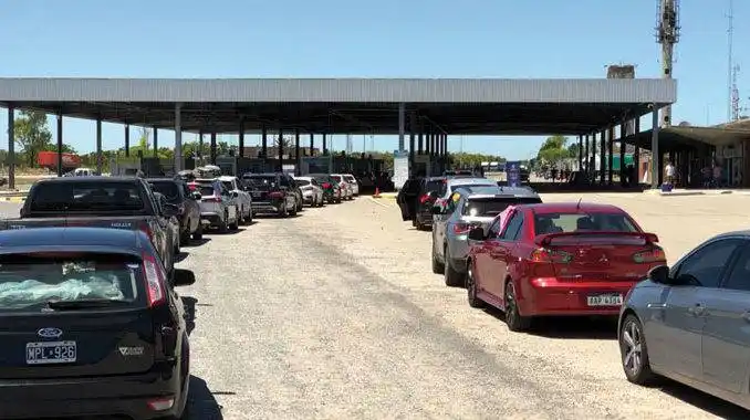 Alertan por turistas argentinos que no pueden regresar a su país tras resultado positivo de PCR