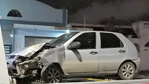 Colisionó un auto estacionado