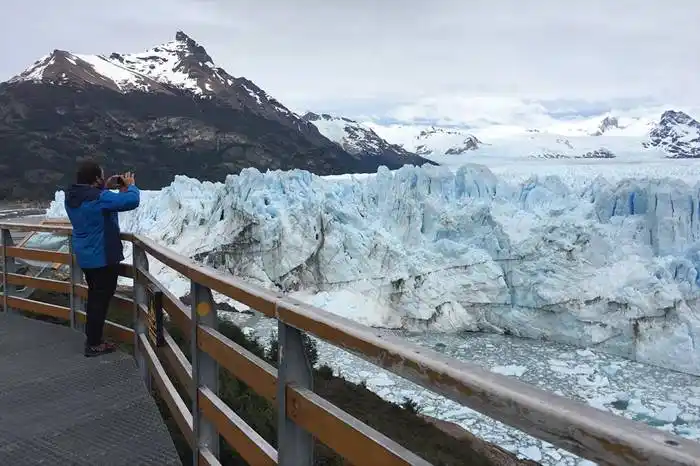 Un grupo de extranjeros entre los primeros visitantes al Parque Nacional Los Glaciares