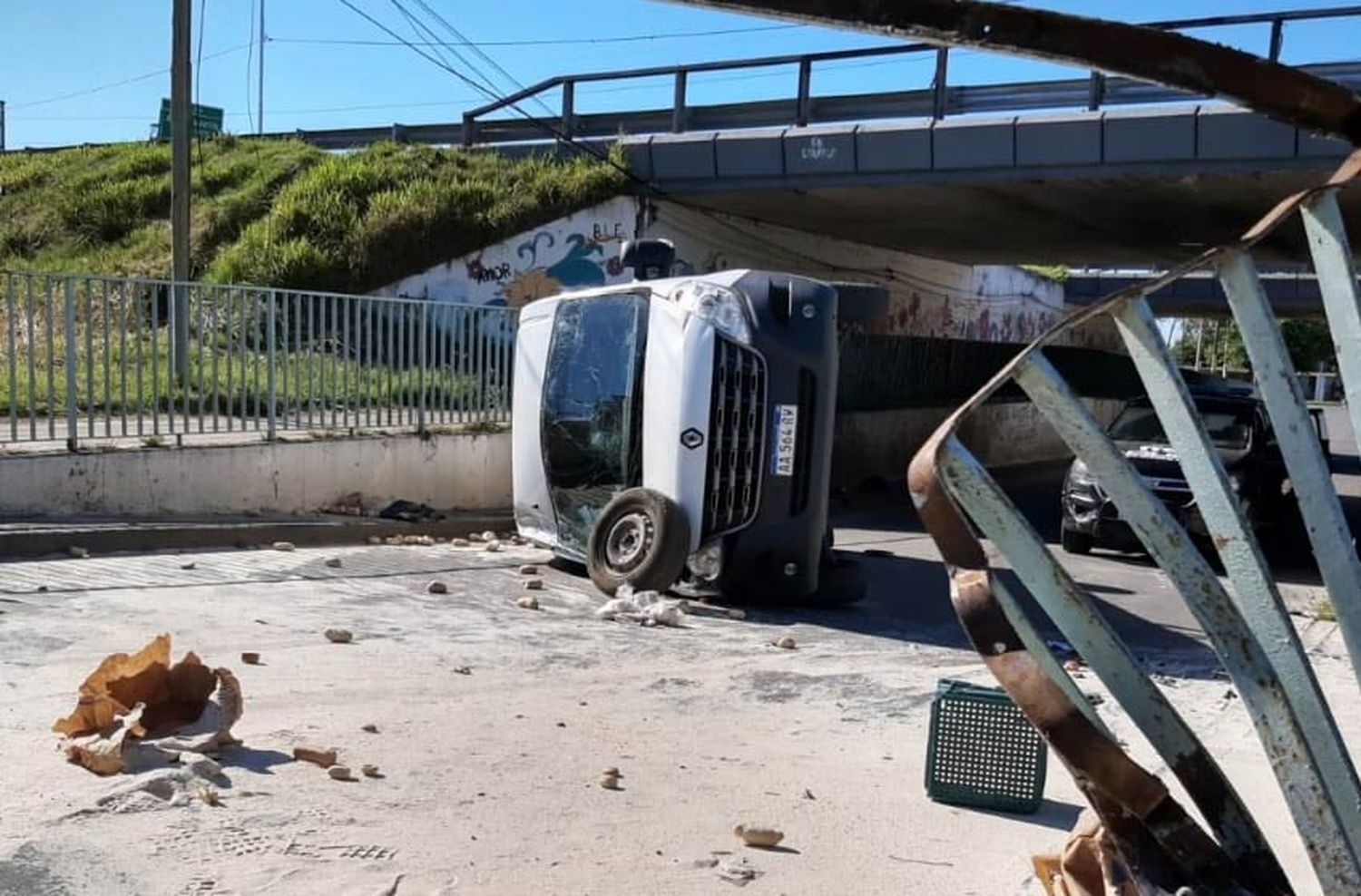 Espectacular choque y vuelco entre una camioneta y un utilitario en España y Circunvalación