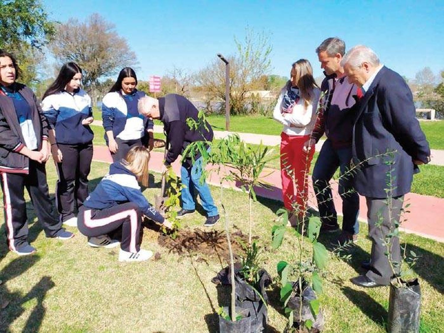 Día del Árbol: CARU entregó 301  especies nativas en Gualeguaychú