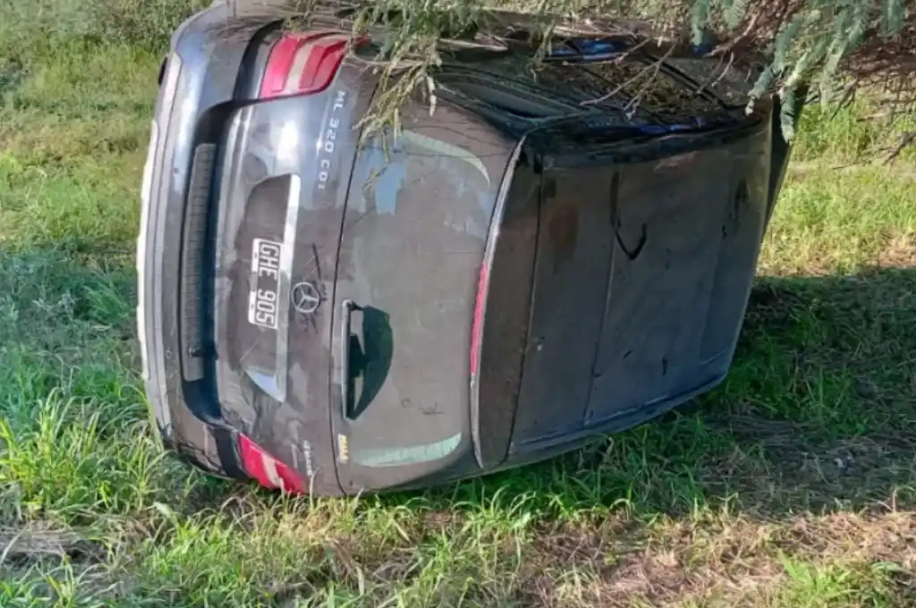 El vehículo de la marca Mercedes Benz.