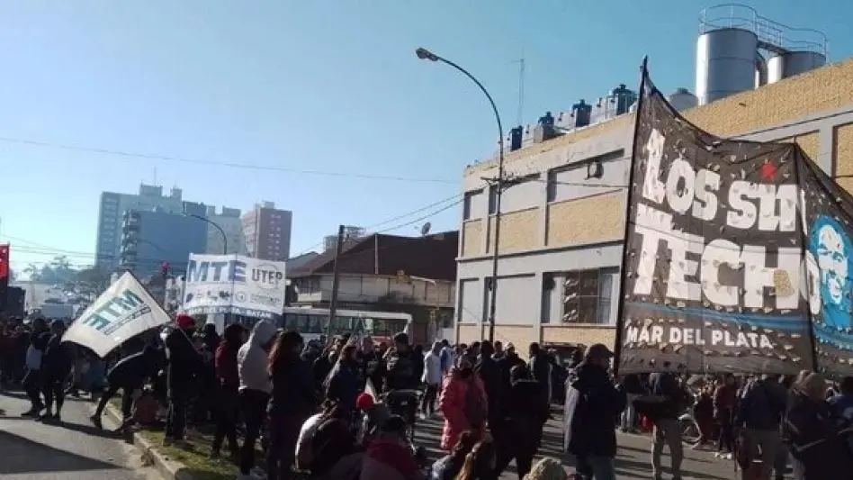 Piqueteros se concentran en Champagnat y Libertad en rechazo al ajuste de Milei