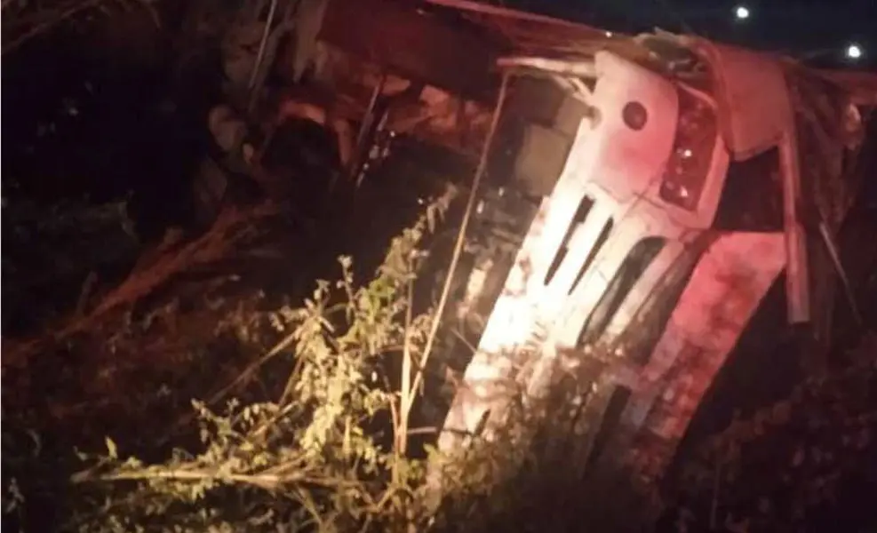Volcamiento de autobús de Venalum deja dos muertos y 16 heridos en Puerto Ordaz
