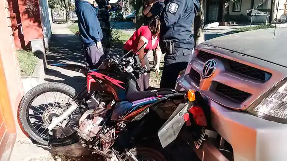 Intentó escapar de un control y chocó contra un garaje en el barrio San Cayetano