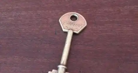 Llave encontrada en plaza Constitución
