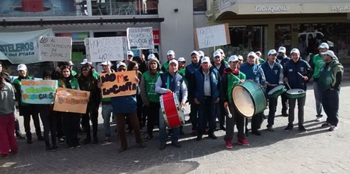 Protesta de pasteleros ante Mc Donald’s y Burger King en Gesell y Mar del Plata