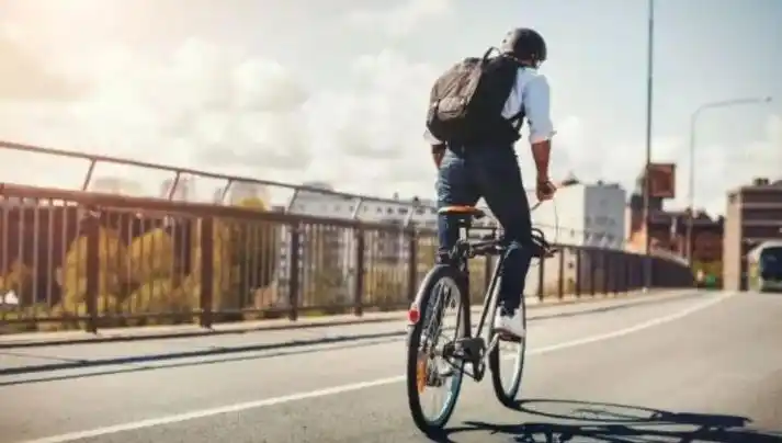 Pedaleó 5 kilómetros para devolver una billetera y le dieron una increíble recompensa
