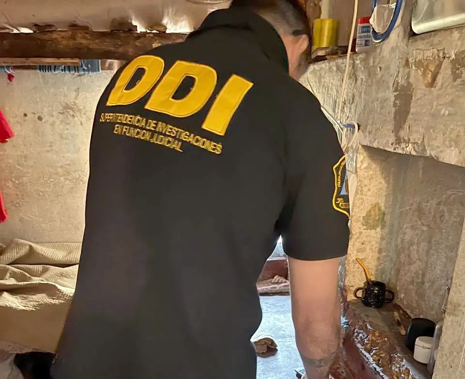Agente policial en pleno allanamiento en la cárcel