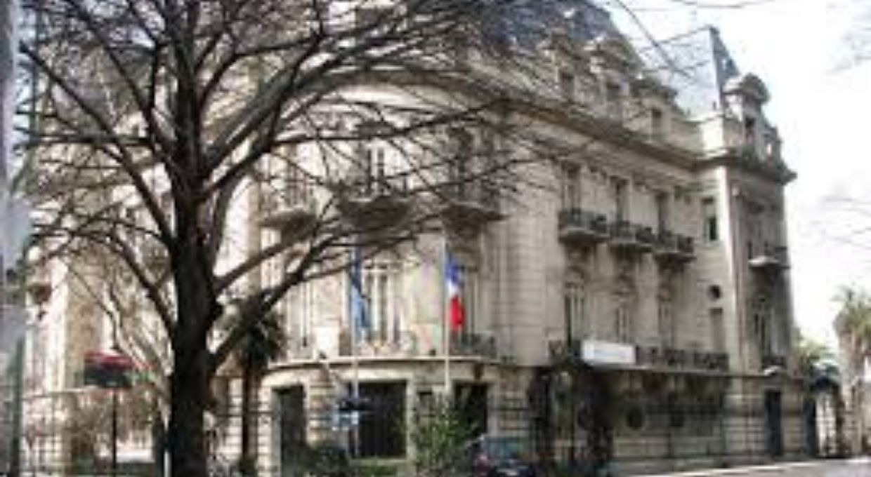Coronavirus: varios contagiados en la Embajada Argentina en Francia