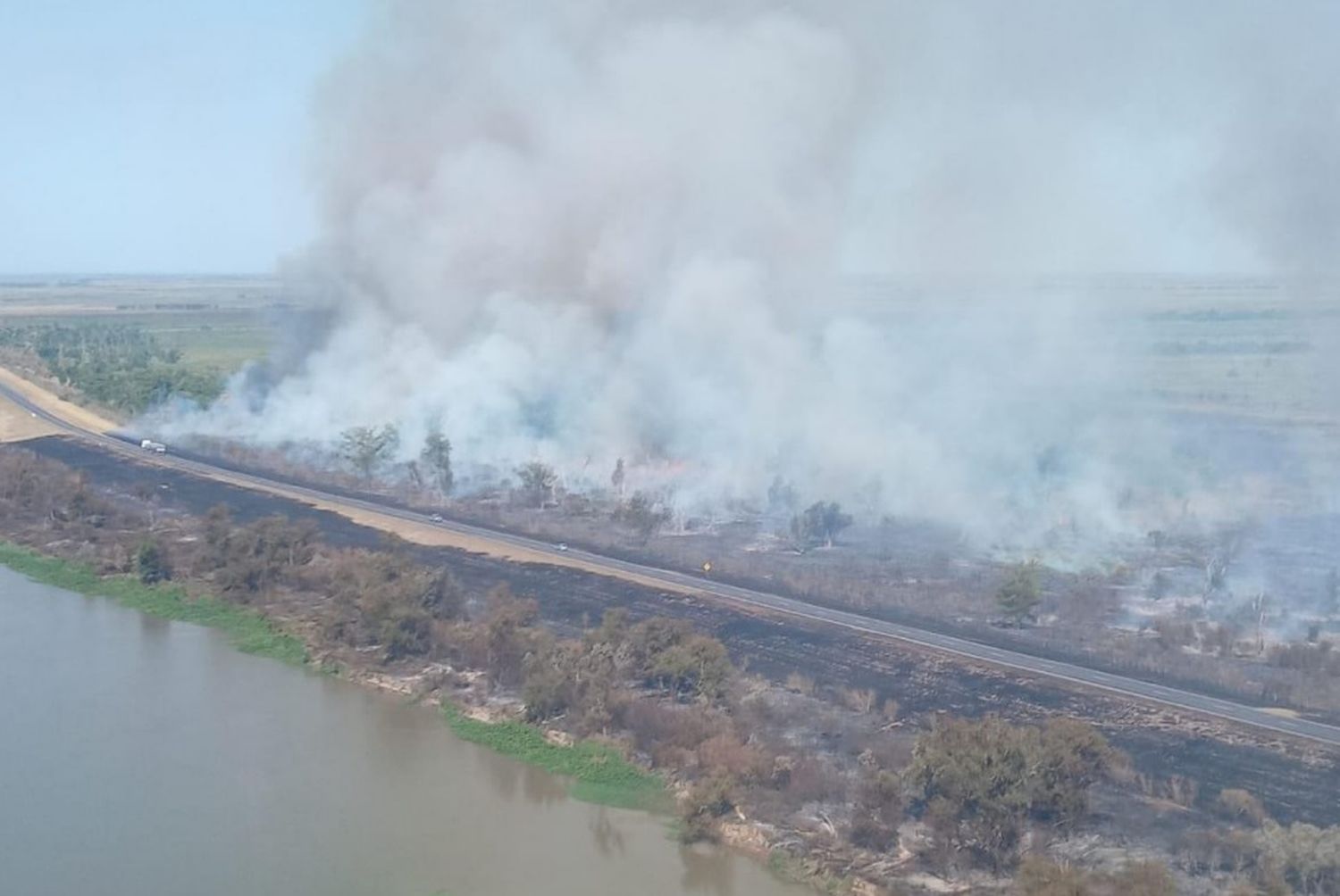 Se produjo un gran incendio a la vera de la ruta 174