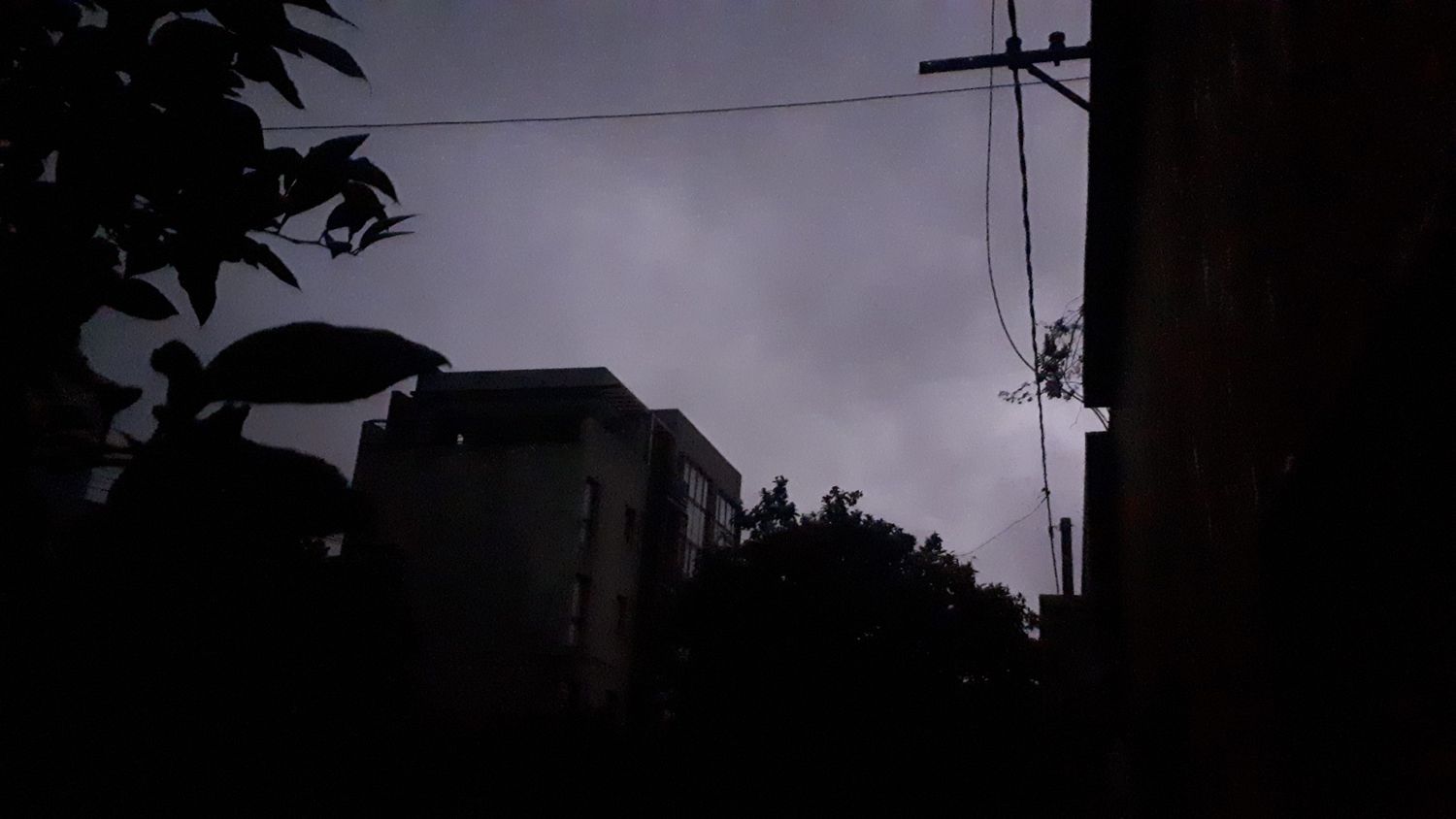 En medio de la tormenta, se cortó la luz en toda la ciudad y Coopser trabaja para restablecer el servicio