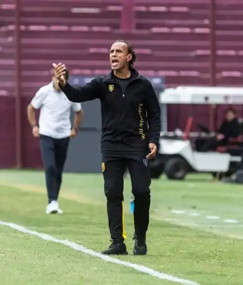 FOTO COPA ARGENTINA Navarro Montoya, DT de Santamarina.