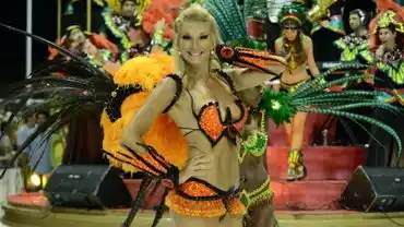 Yanina Latorre se calzó las plumas y disfrutó a pleno del carnaval