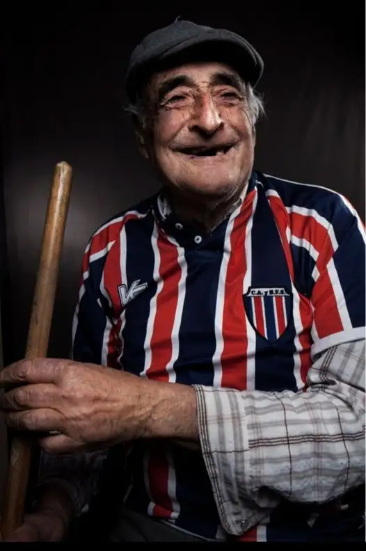 “Carlitos”, en fotografía de Gonzalo Celasco. Fue en ocasión de una entrevista con Hugo Mengascini, para el espacio “Retratos en estudio”.