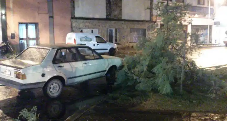Fuertes tormentas provocan destrozos y cortes de luz