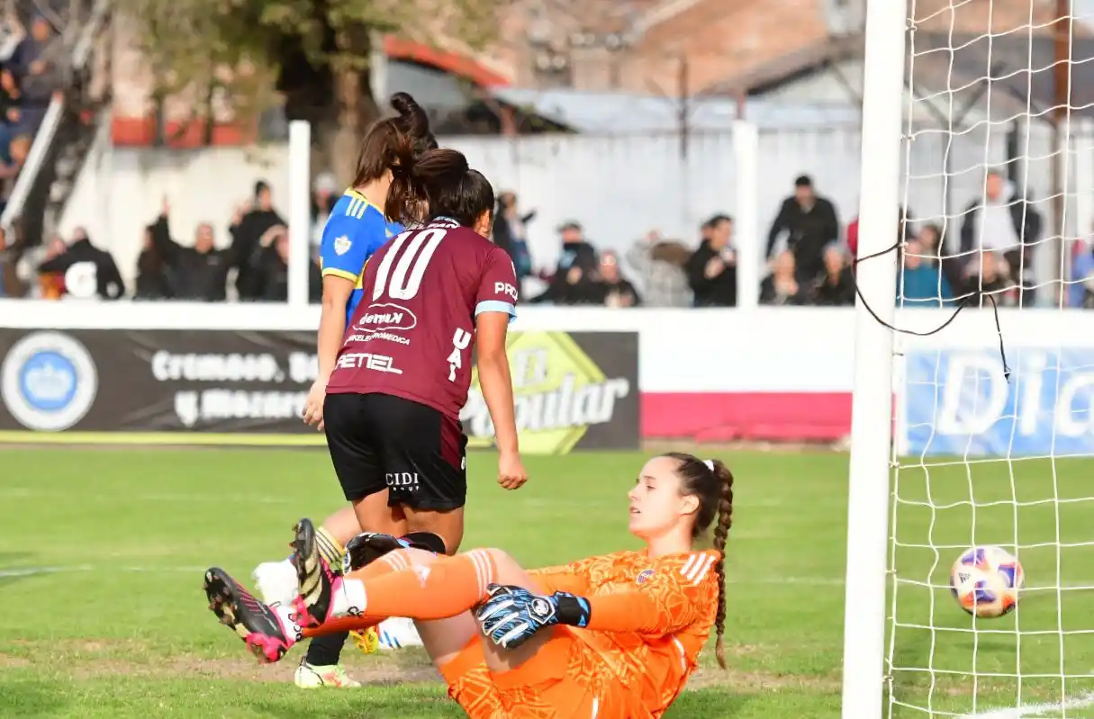 FOTO PRENSA UAI URQUIZA Falfán empieza a festejar su gol, tras aprovechar el centro de la tandilense Núñez.