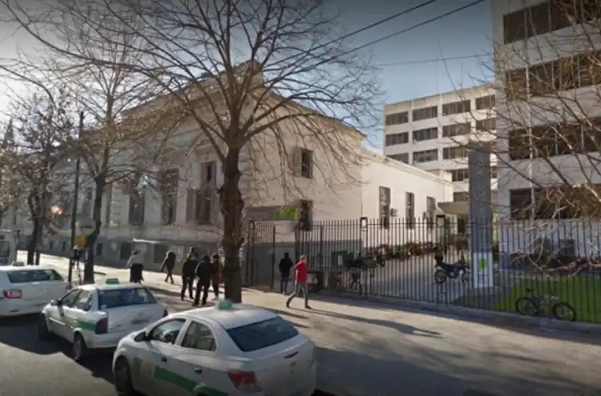 Califican de "irresponsable" la medida adoptada en La Plata sobre el uso del barbijo