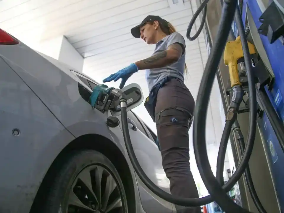 Impacto en los surtidores: el Gobierno actualizó parcialmente los impuestos a los combustibles