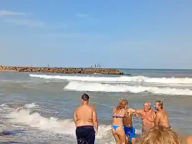 En algunas playas del Partido de Mar Chiquita también ocurrió lo mismo y motivó el rescate de un adulto mayor.