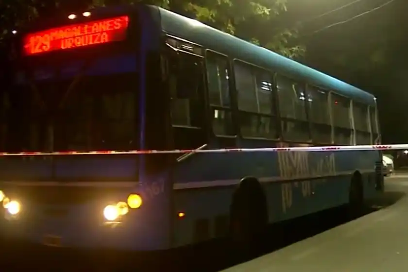 Choque fatal en zona oeste: un motociclista murió tras impactar con un colectivo