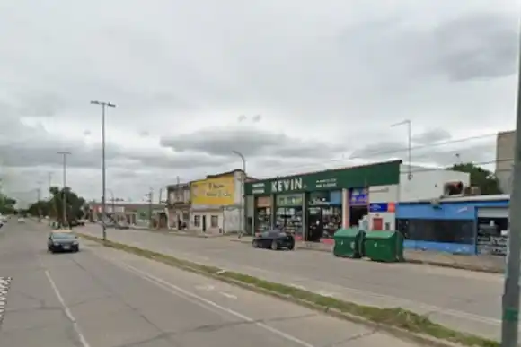 Balearon una ferretería en zona noroeste y dejaron notas amenazantes