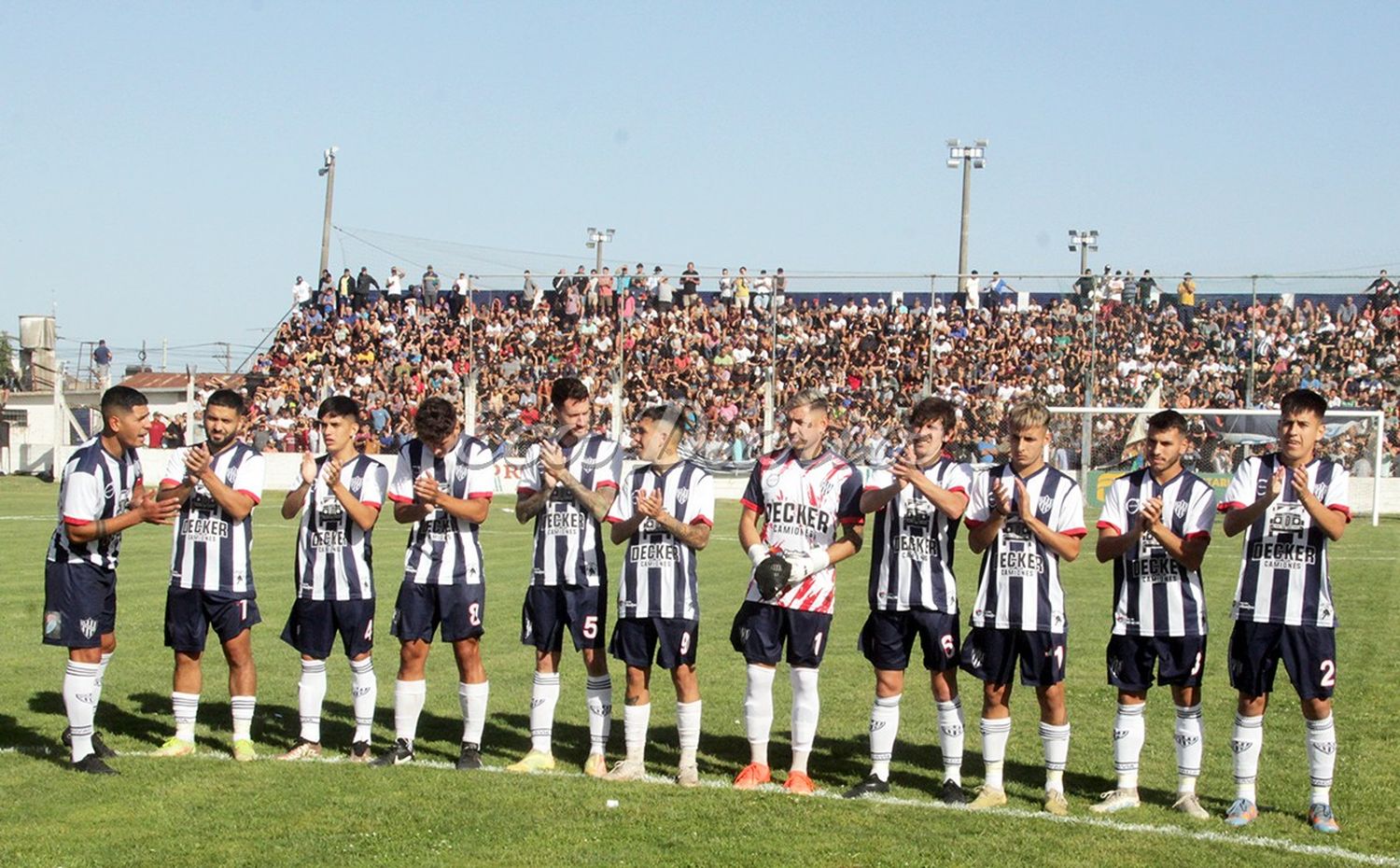 El elenco rivadaviense. Formado previo al comienzo del encuentro