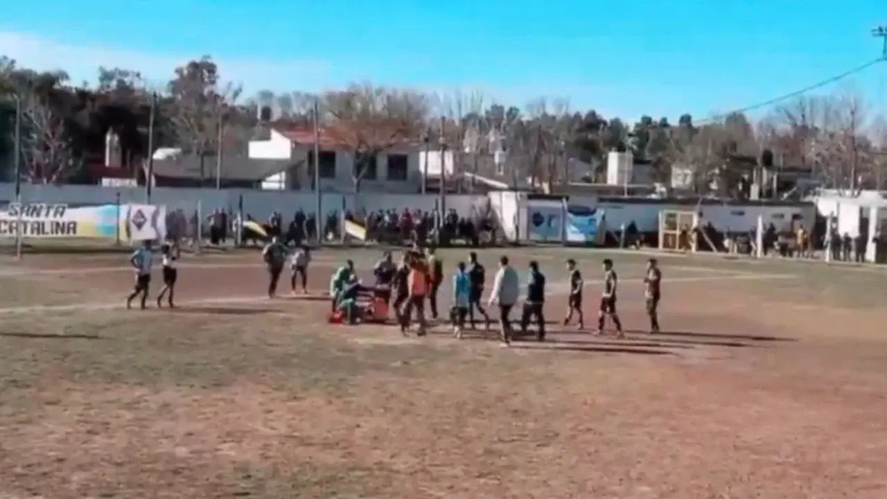 Otro acto de violencia: un futbolista fue detenido tras golpear al árbitro en pleno partido