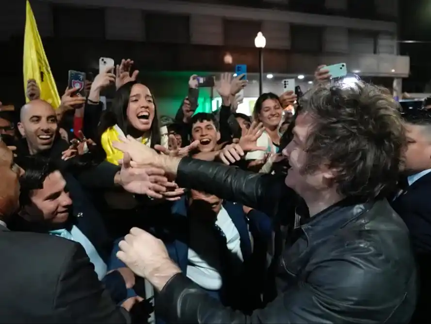 El presidente Javier Milei saluda a sus seguidores.