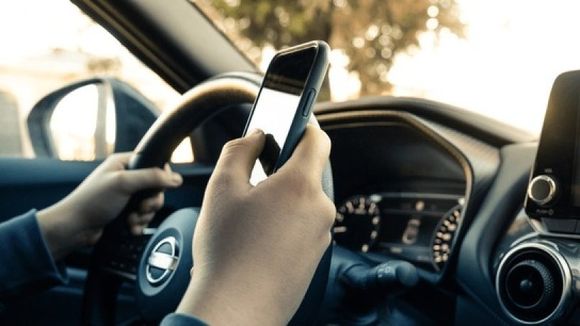 El 42% de los conductores no hace nada para evitar el uso del teléfono al volante