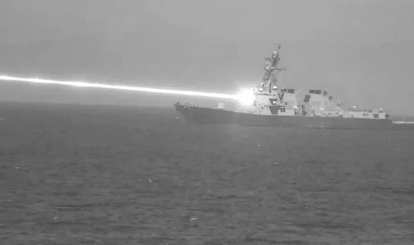 Un buque de los Estados Unidos destruyó drones con un potente láser