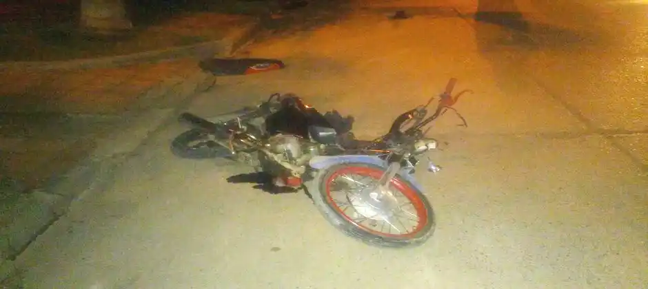 Murió un joven motociclista que chocó esta madrugada contra una camioneta en Viale