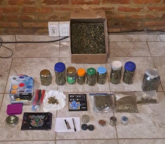 Parte de los estupefacientes incautados en los allanamientos.