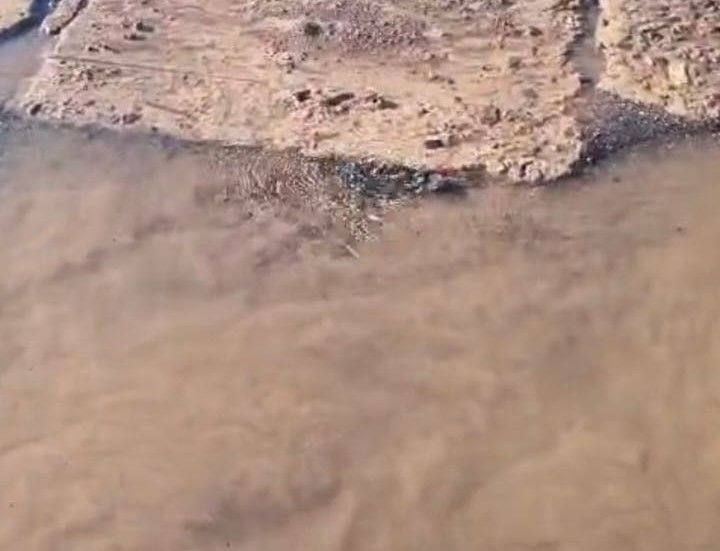 Brota el agua potable y la calle está inundada.