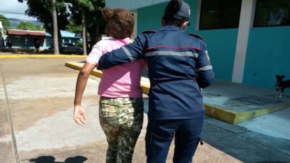 MUJER Y DOS MENORES intentaron matarse los piojos con peligroso insecticida y esto pasó