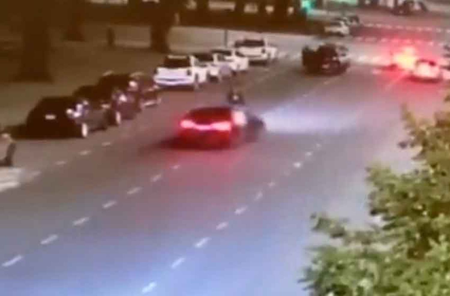 El momento en el que el jugador de Boca, Eduardo Salvio, arrastró con su auto a su esposa