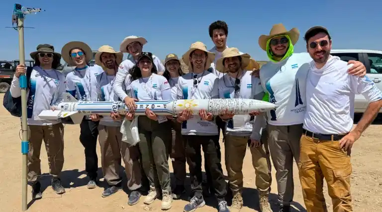 Estudiantes argentinos diseñaron el cohete supersónico “Aconcagua”.