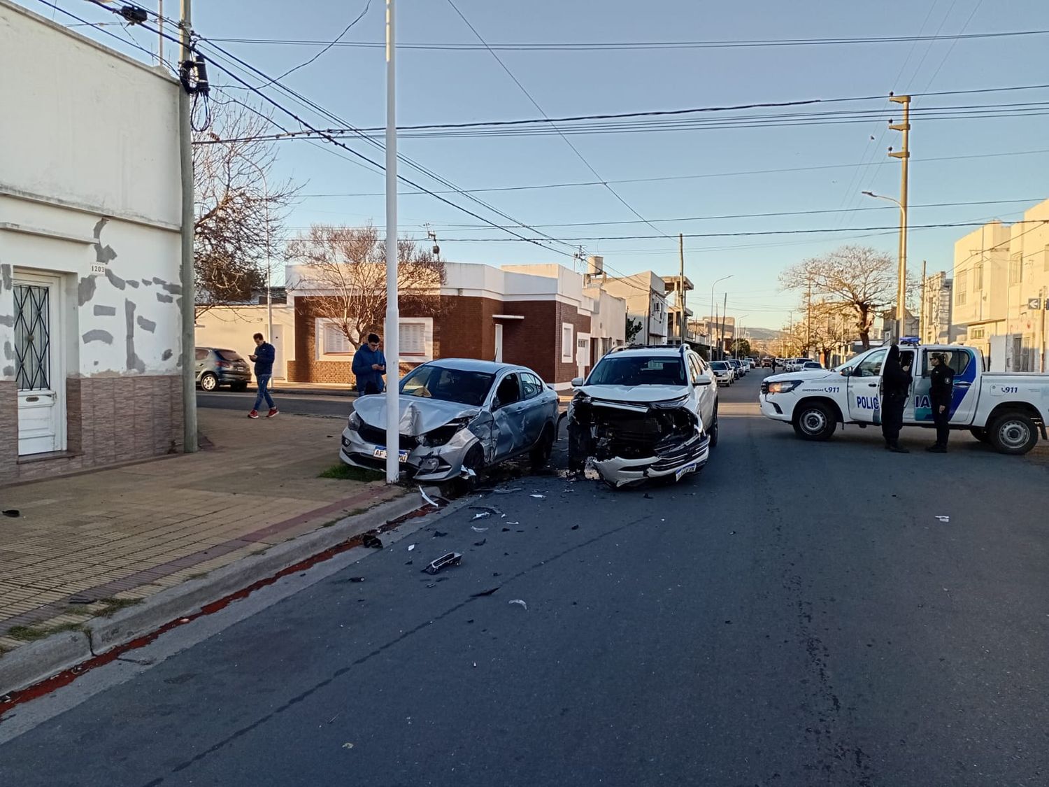 Importante choque entre dos autos en Montevideo y 11 de Septiembre